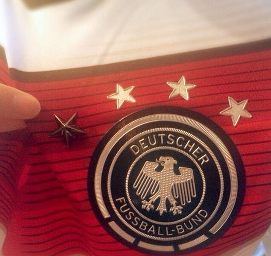 李宇春秀四星德国战袍庆祝